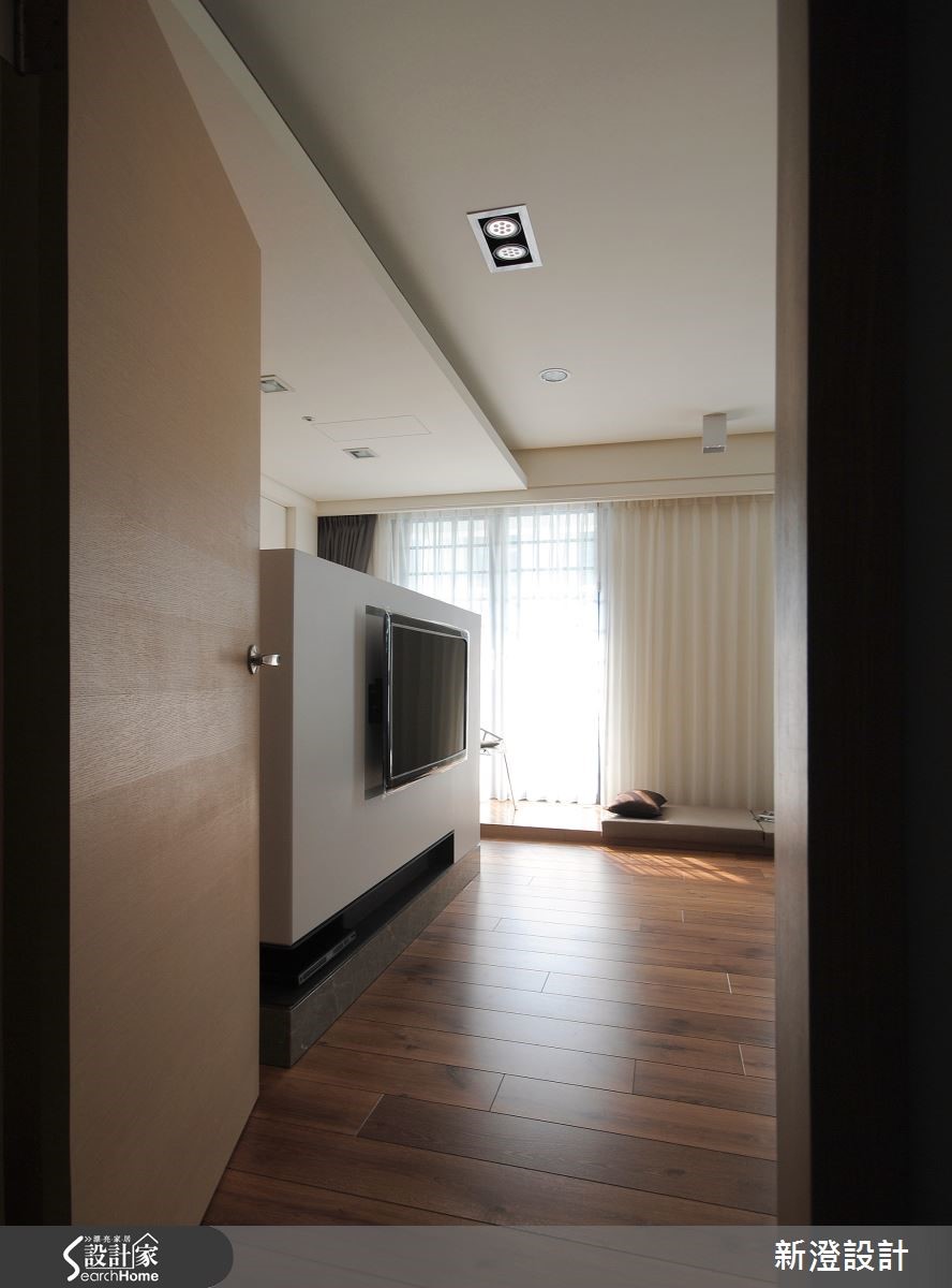 52 坪的居所，在設計師規畫之下，以現代風為底調，給